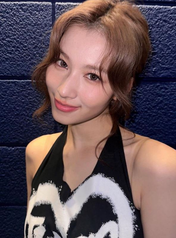 What is Sana contact lenses wearing in Prada shows